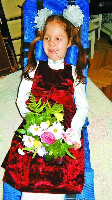 Як і годиться на Святі першого дзвоника — у Софійки квіти у руках та банти у волоссі.