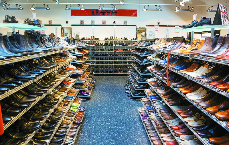 У брендовому магазині Lloyd все взуття виставлено не одним черевиком, а парою. Для кожного розміру – окремий стелаж.