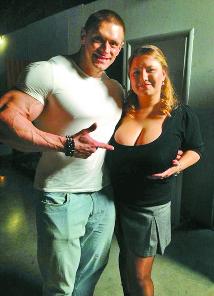 Аня користується популярністю у чоловіків. На фото – разом з чемпіоном України з бодібілдингу Адамом Козирою.