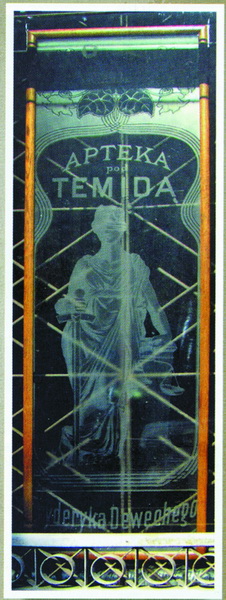 Панно із травленого скла із зображенням Феміди (фото з путівника «Міське життя на повсякдень»).