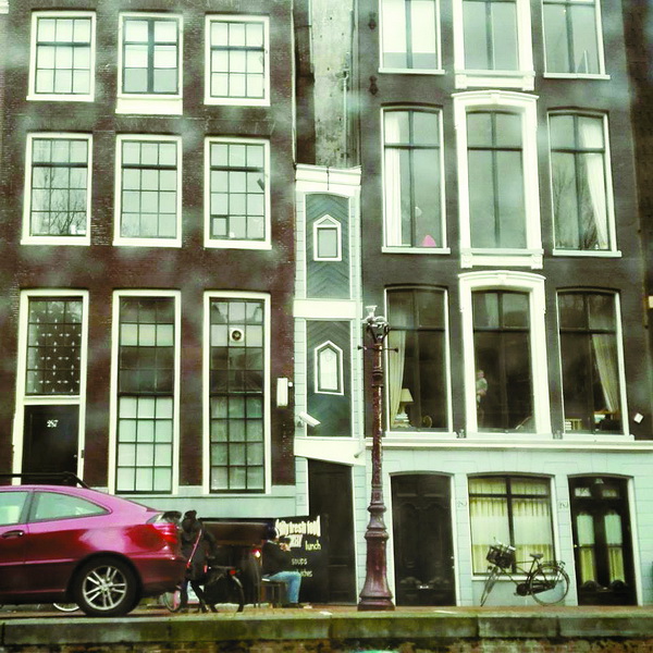 Оця незрозуміла надбудова між двома будинками — найвужчий будинок в Амстердамі. У ньому мешкає шестеро людей.