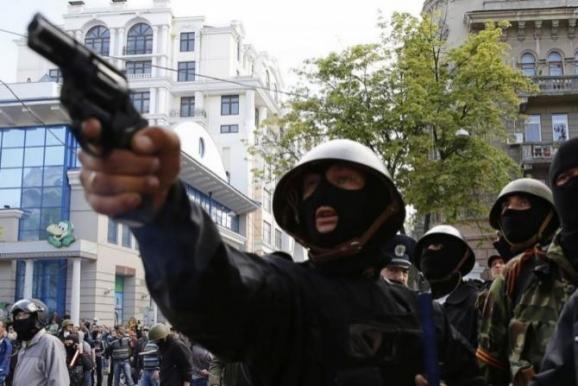 Представник "антимайдану" з пістолетом під час подій 2 травня