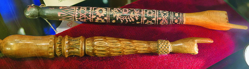 Родзинка» виставки - різьблені вироби з дерева. Це яди (указки у формі долоні - для читання Тори) із єврейсько-гуцульським орнаментом.