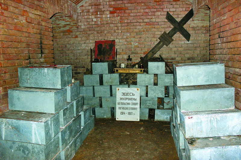 Поховання у підвалі храму.
