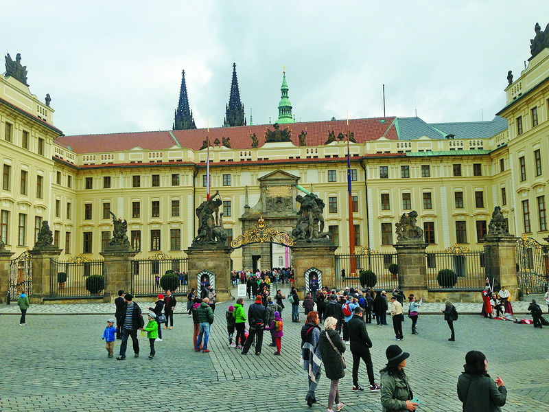  На територію президентського палацу можуть зайти і чехи, і гості міста.
