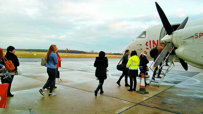 Пасажири нашої туристичної групи заходять на борт літака Saab 340.