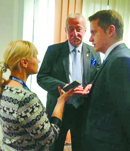 Журналіст “ВЗ” спілкується з віце-президентом Радома (на фото — у центрі).