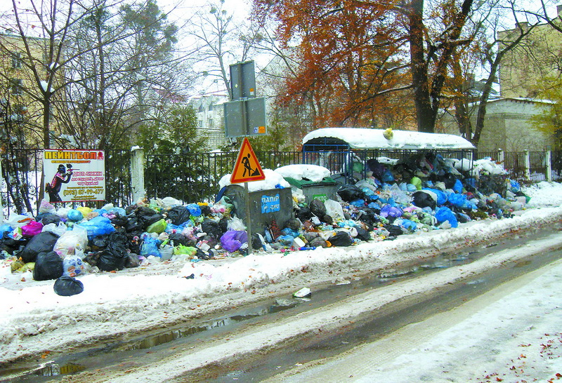Вулиця Смаль-Стоцького завалена і снігом, і сміттям.
