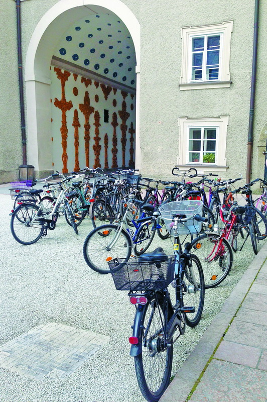 Міська влада не паркує дорогих автівок, оскільки на роботу чиновники їздять велосипедами. 