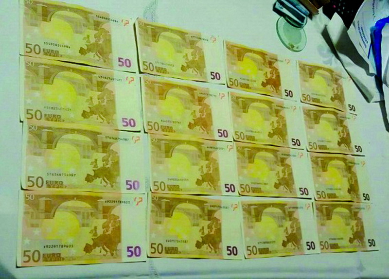 Під час обшуків у квартирах затриманих вилучили понад 5 тис. євро, 300 доларів, 11 тисяч грн. і банківські картки.