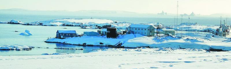 Станція Академіка Вернадського. Тут постійно перебуває 10-15 полярників. Протягом кількох місяців живуть у повній ізоляції.