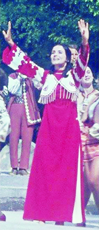 Дипломна робота Алли Дутківської (1970 р.) - перший стилізований концертний костюм для естрадної співачки. Після демонстрації на Всесоюзній виставці у Ленінграді сукню було передано у Вижницький музей.