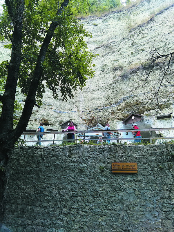 У скельному монастирі ченців немає, а ось туристи не переводяться.