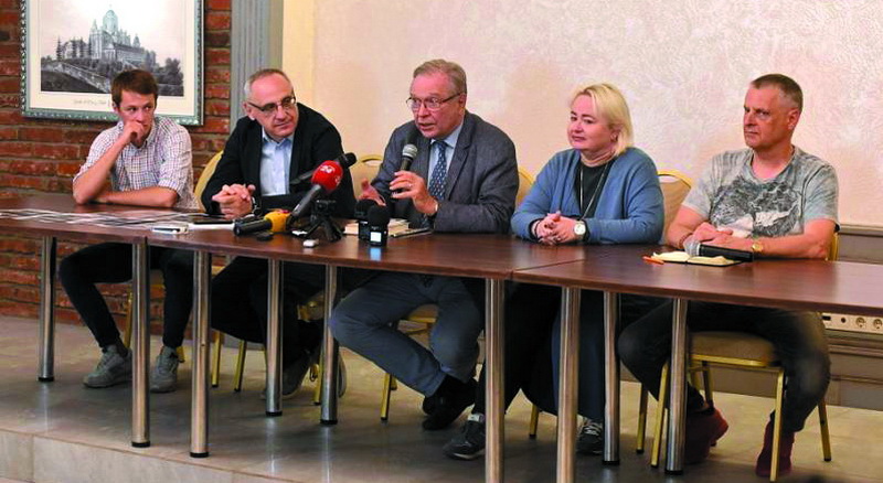 Після приїзду до Львова знімальна група на чолі з Кшиштофом Зануссі (в центрі) дала прес-конференцію.