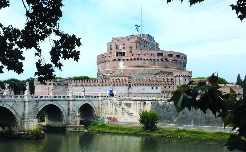 Колись Замок Святого Ангела одночасно виконував функції розкішної Папської резиденції та в’язниці, де відбував покарання «єретик» Джордано Бруно.