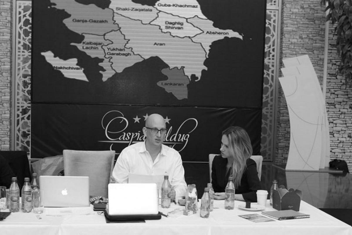 Політтехнологи з компанії Avenue Strategies — Джордж Бірнбаум (у центрі) та його колега Влада Галан (праворуч) під час прес-конференції в день президентських виборів, Азербайджан, 11 квітня 2018 року. Бірнбаум і Галан опікувалися передвиборчою кампанією обраного президента Азербайджану Ільхама Алієва Фото: APA