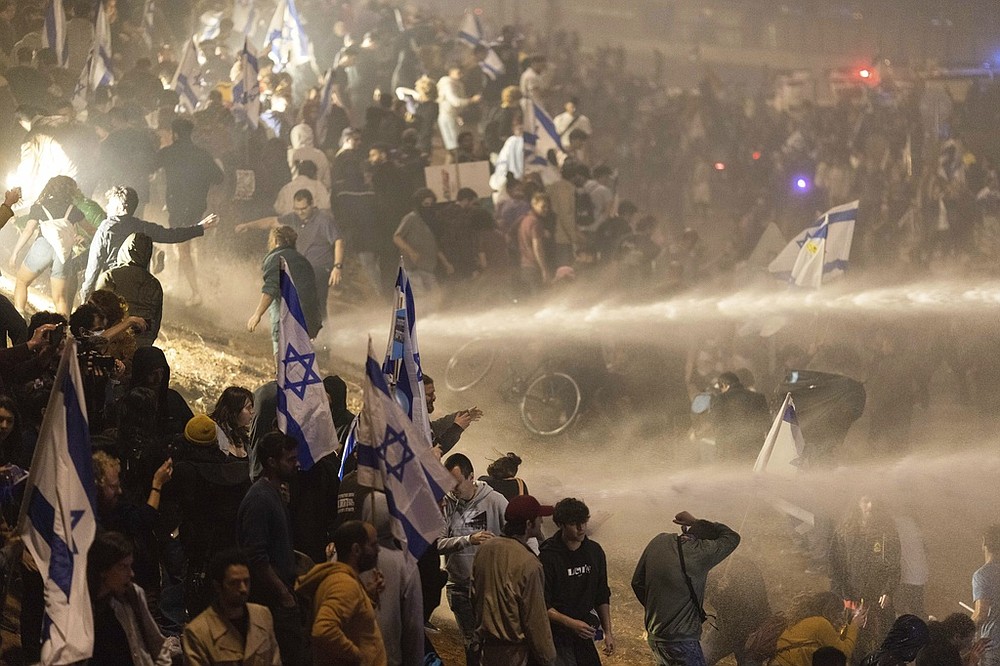Недільні протести в Ізраїлі переросли у зіткнення демонстрантів із поліцією. У Тель-Авів поліціянти навіть застосували водомети... Фото Anadolu Agency.