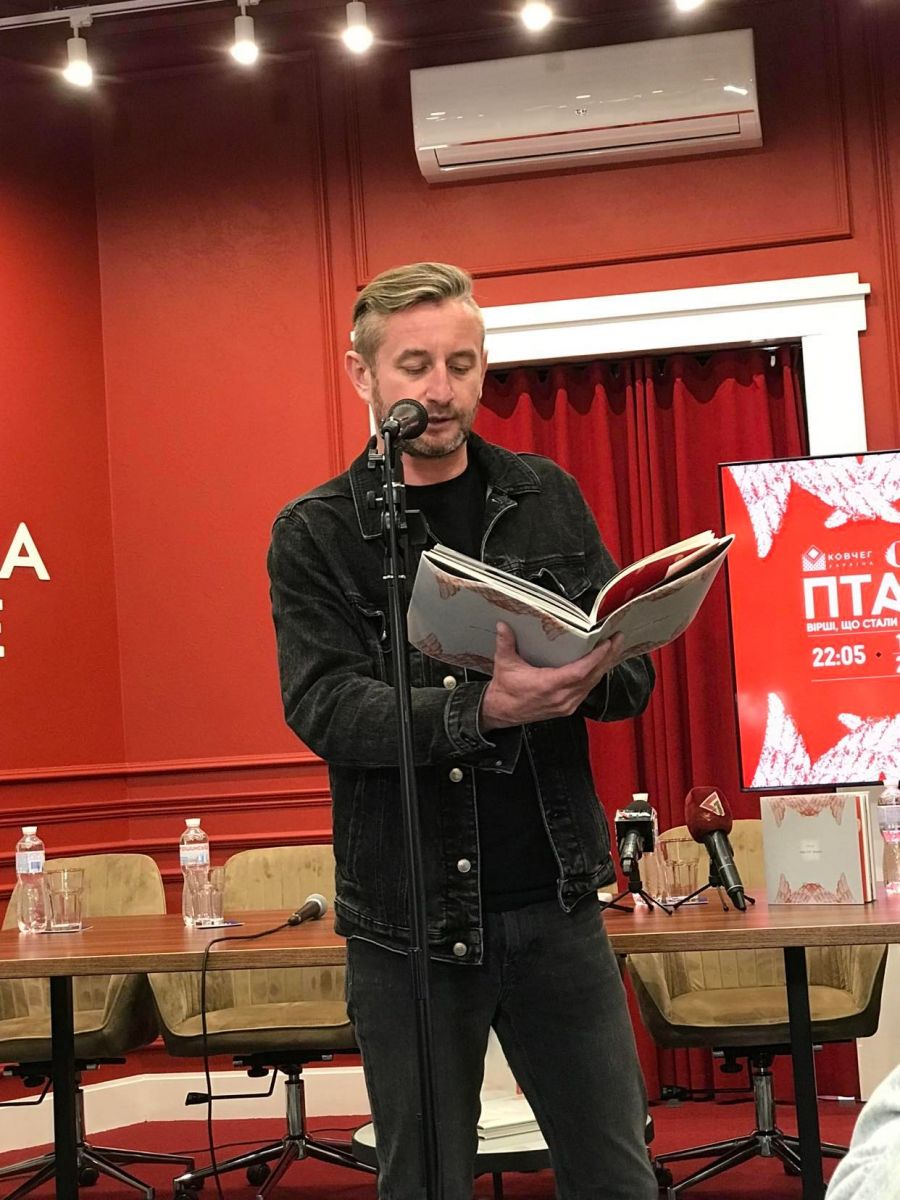 Сергій Жадан читає свої вірші з книги "Птах: вірші, що стали піснями".