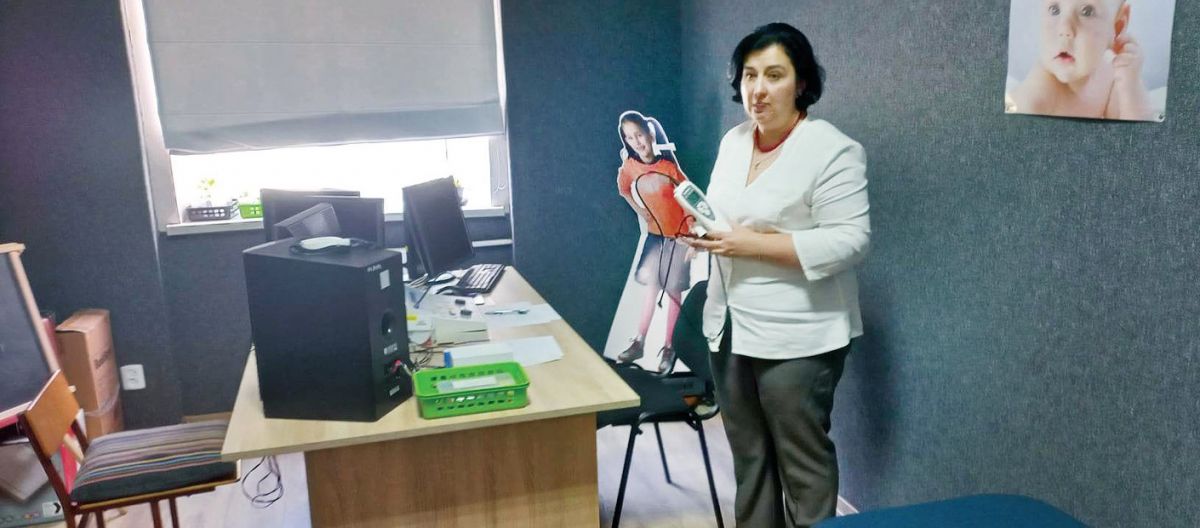 Вчитель-дефектолог та сурдопедагог Ганна Стасюк показує обладнання, за допомогою якого у школі перевіряють слух.