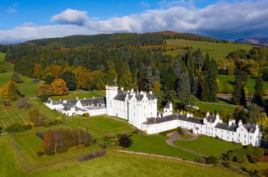 Замок Блер у Пертширі (Шотландія). У його підвалах, за потаємними дверима, знайшли "скотч", який пила королева Вікторія... Фото decanter.com.