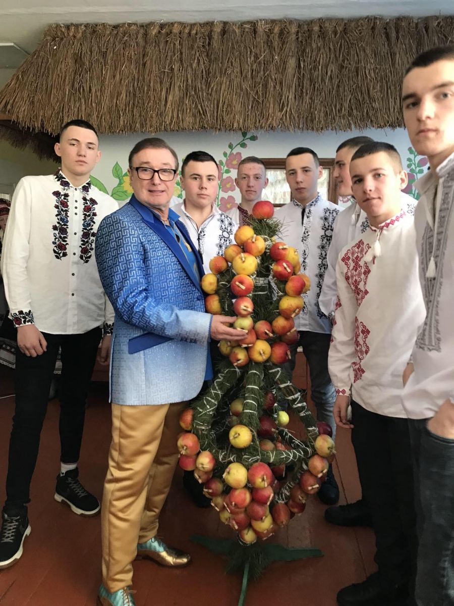 Ігор Богдан з хлопцями з Гусакова вибирають і собі яблука.