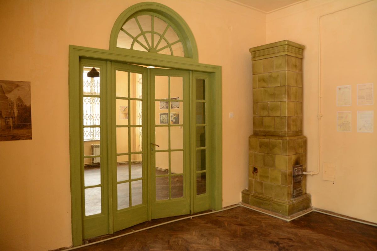 Оригінальні двері, які ведуть у велику залу для прийомів.