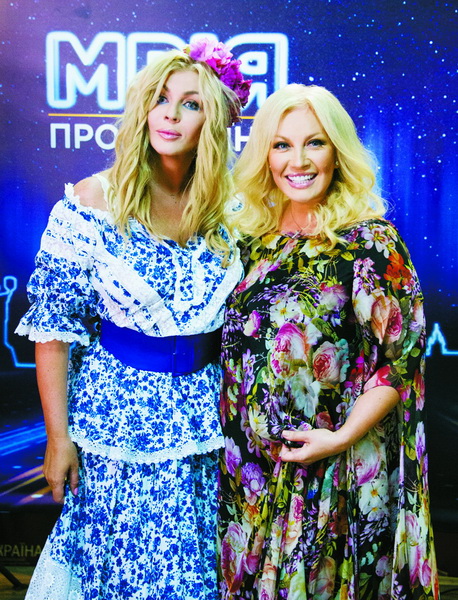 «Регіоналка» Таїсія Повалій зустрілася під час концерту з Іриною Білик, яка нещодавно транзитом через Москву побувала в Криму.