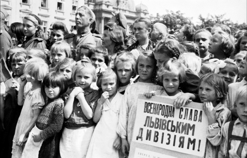 Мітинг, присвячений звільненню міста Львова від нацистів. Ейфорія визволення невдовзі змінилася страхом політичних репресій. 30 липня 1944 р.