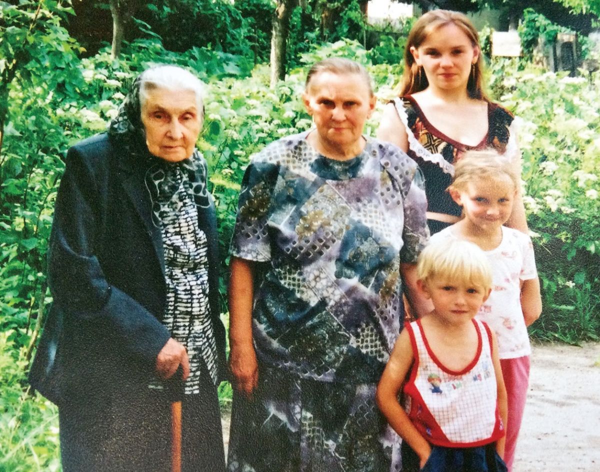 Сестра Степана Бандери – Оксана (зліва) – у колі своєї родини.