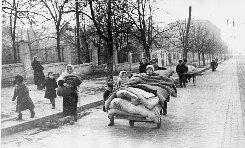 Кияни повертаються до своїх осель після вигнання німців у 1943 році.