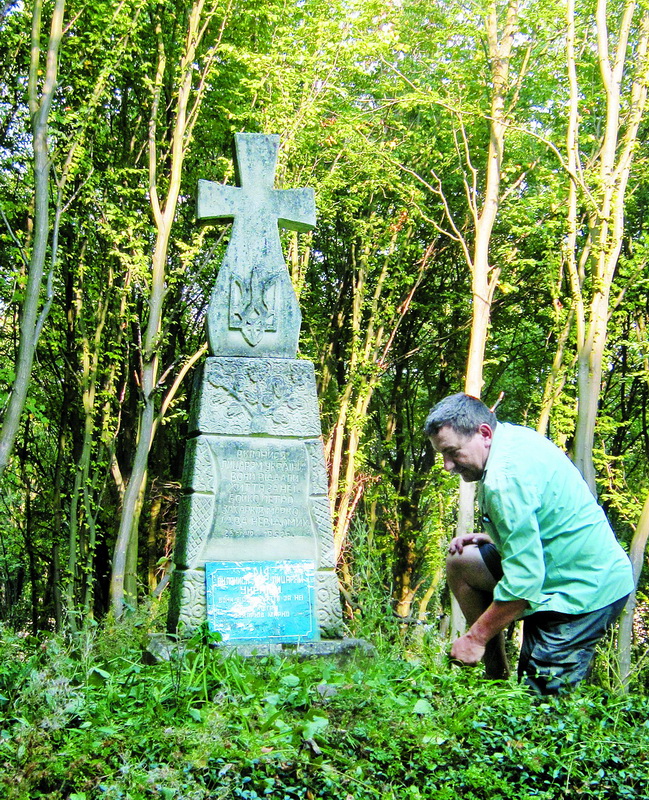 Пам’ятний хрест на місці криївки в урочищі “Сади”, де загинули останні лапшинські партизани.