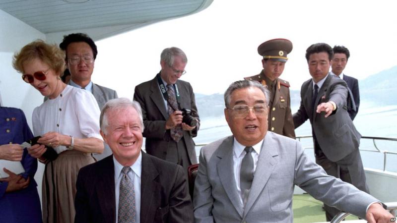 на фото Джиммі Картер з колишнім лідером КНДР Кім ІР Сеном