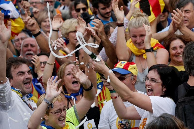 Люди святкують оголошення незалежності Каталонії