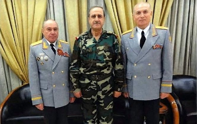 Генерал Микола Ткачов (крайній зліва) 