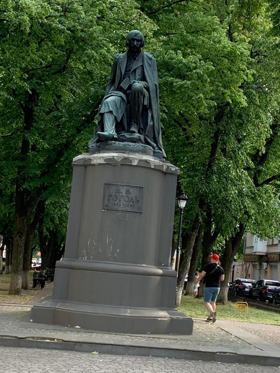Пам’ятник містичній персоні Полтавщини - Гоголю.