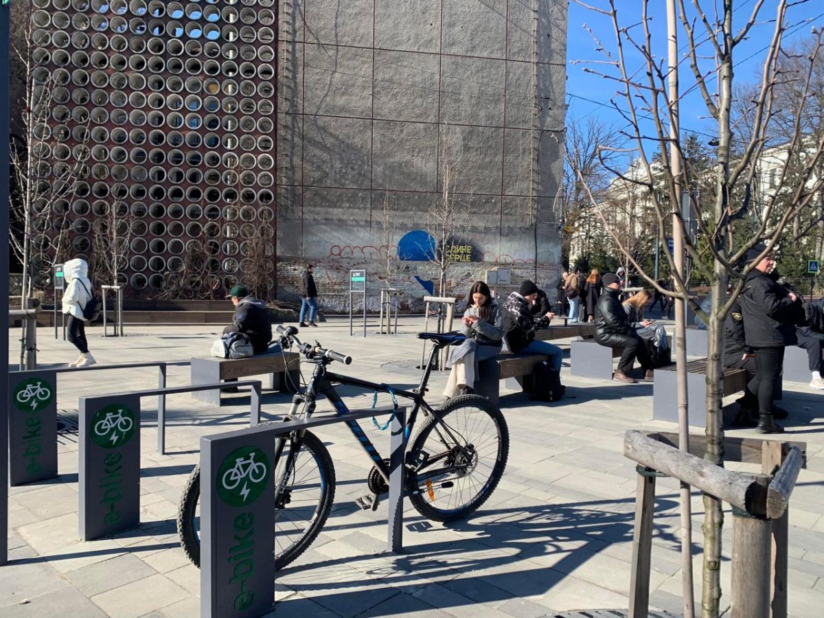 На площі працює пункт прокату велосипедів.