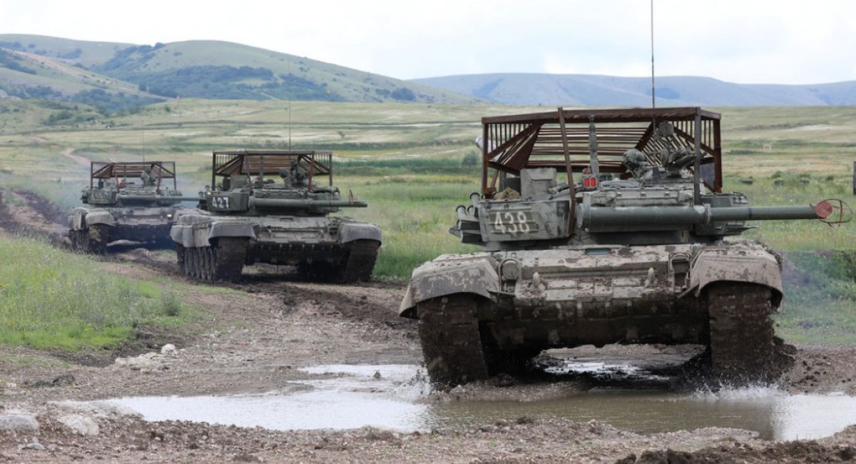 Щоб вберегти від українських «джавелінів» і дронів свій «мотлох» – танки Т-72, росіяни вбирають їх у захисні козирки.