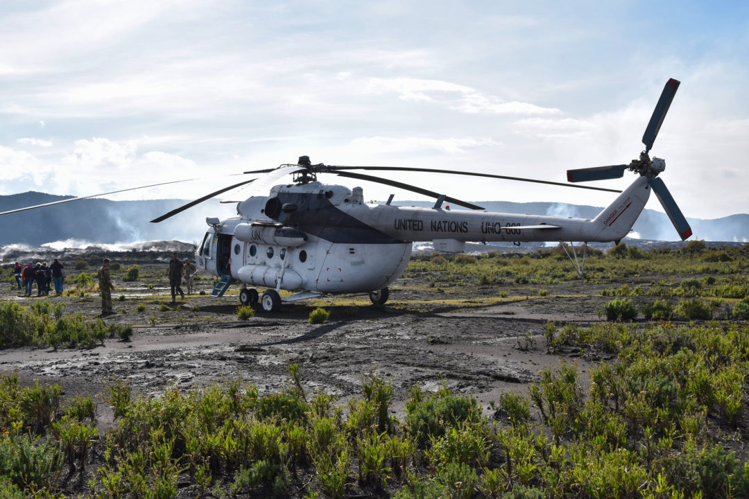 Вертоліт із вченими-вулканологами та українським екіпажем. Фото: Генеральний штаб ЗСУ/Facebook