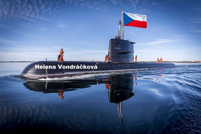 Підводний човен «Гелена Вондрачкова» (це знаменита чеська співачка) прямує до гаваней чеського" Краловецького краю, який позначений на нових мапах із «історичними» чеськими назвами.