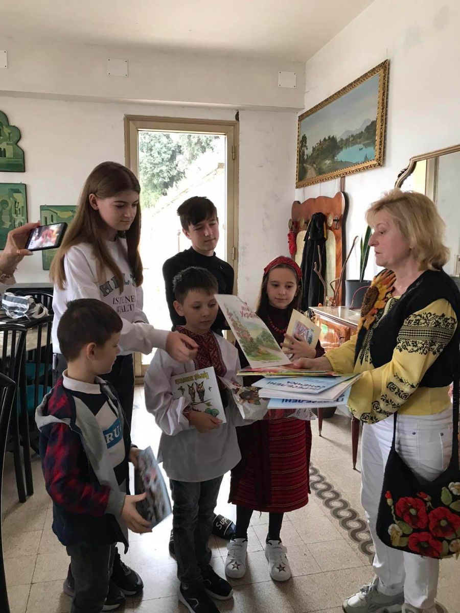 Галина Фесюк (у жовтій вишиванці) дарує діткам книжки