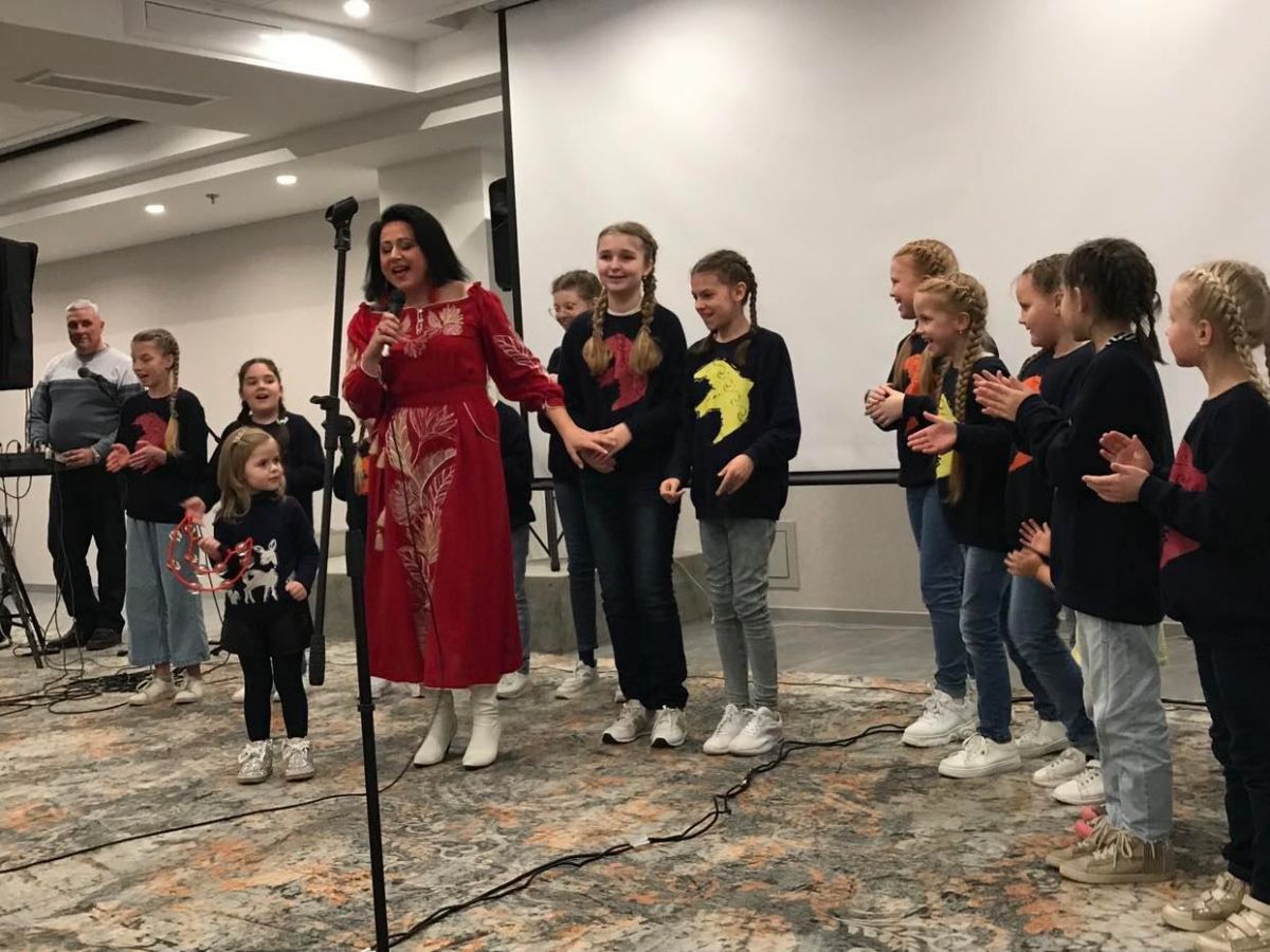 Разом з дітками співає солістка Львівської філармонії Оксана Савіцька