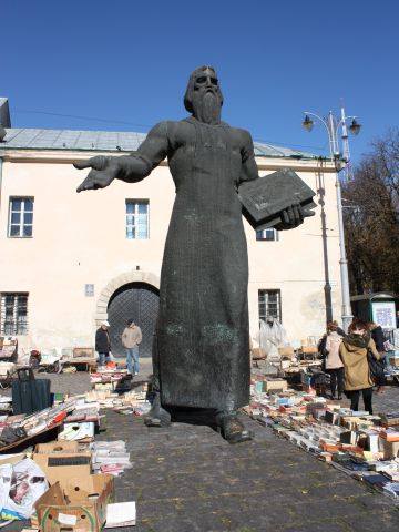 Журналіст The Washington Post пропонує туристам не оминати площу біля пам’ятника Федорову, щоб придбати рідкісну книжку.