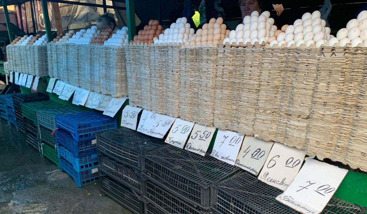 Зараз великі яйця вищого сорту коштують 70 гривень за десяток. До нового року ще є час для прогнозованого цінового стрибка