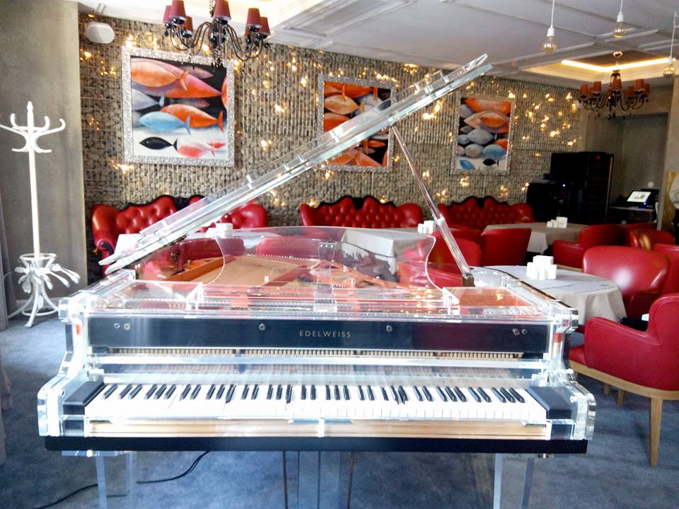 Цей музичний інструмент прикрашає зал, де готують страви з морепродуктів