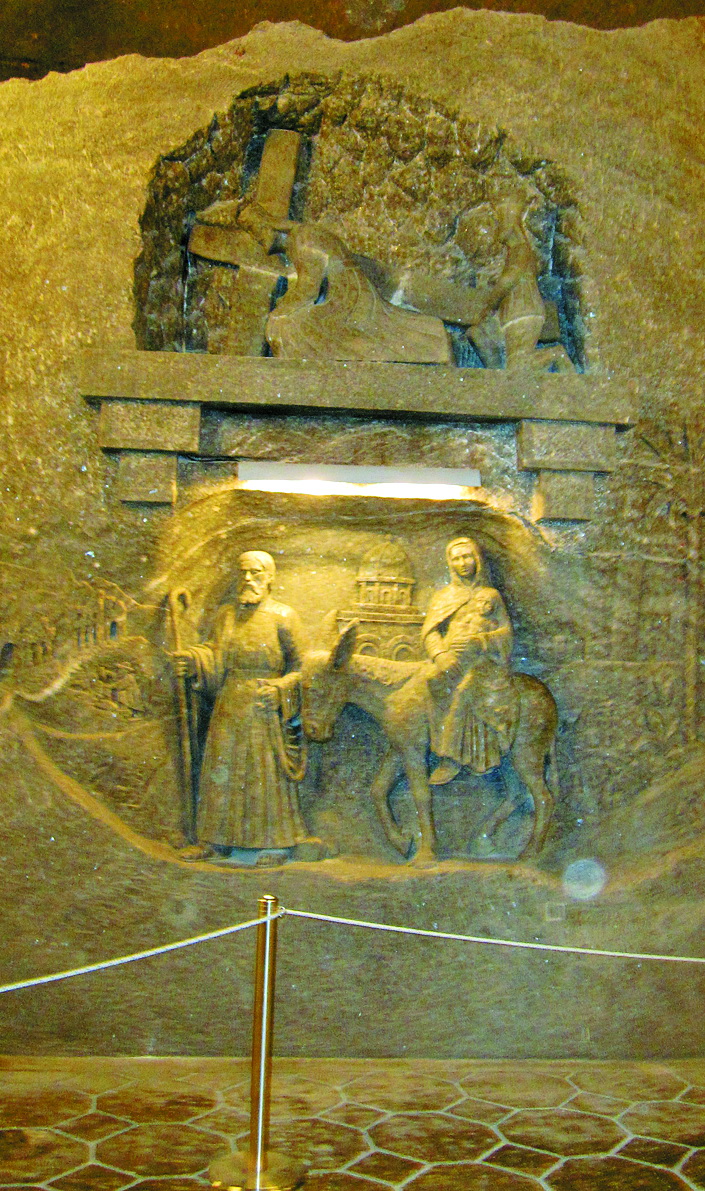 У підземному храмі замість образів на стінах – зроблені зі солі скульптури