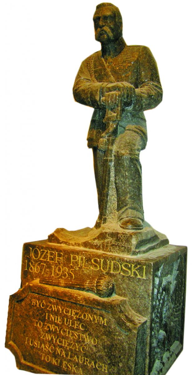 Пам’ятник польському маршалу Юзефу Пілсуд­ському також зі солі