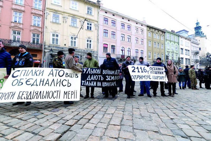 Фото зі сайту “Гал-інфо”, Атошники прийшли під мерію з плакатами з критичними гаслами. 