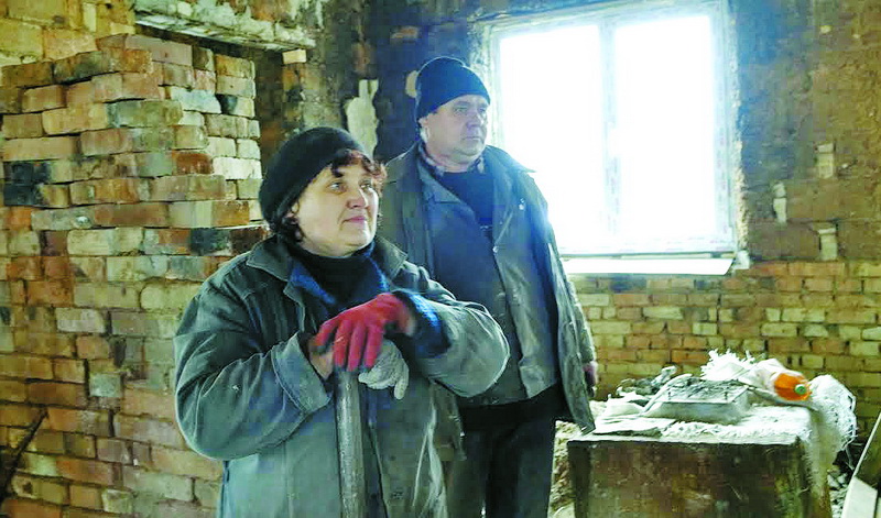 Юрій Гречановський з дружиною Іриною потроху відновлюють зруйноване житло.