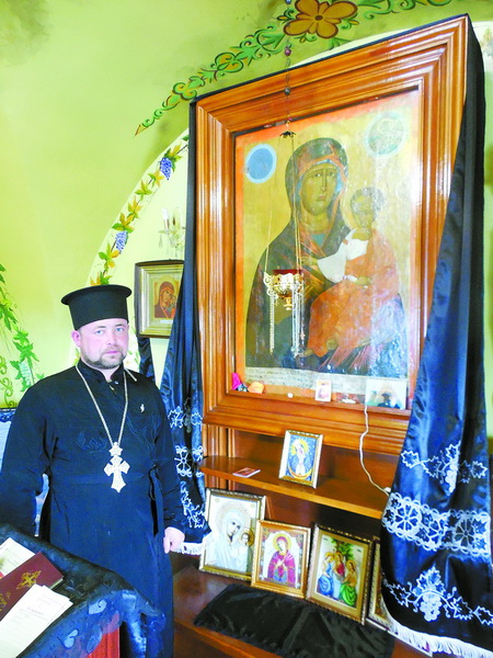 Отець Сергій Ледвовк біля чудотворної ікони.