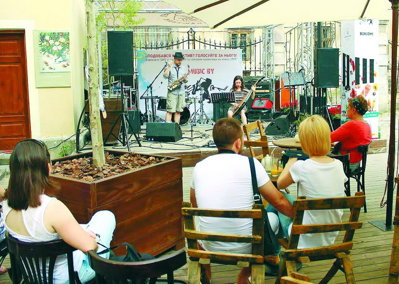 На вуличній сцені фестивалю мали можливість виступати молоді колективи.